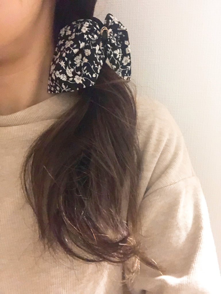 【黒字&モテモテ】ブラックフラワーシュシュヘアクリップ