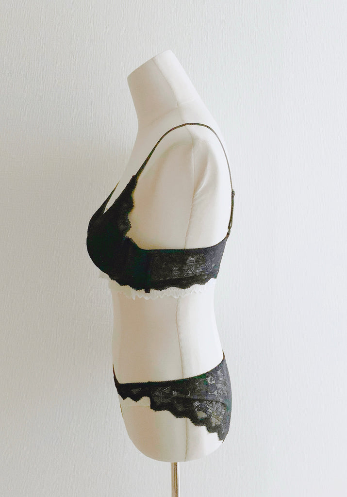 【M】⧫ Black Lace with White Frill Set (Bra + Panty)