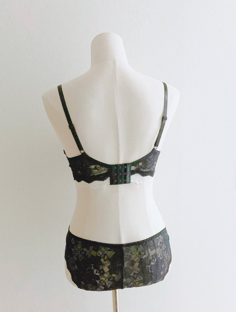 【M】⧫ Black Lace with White Frill Set (Bra + Panty)