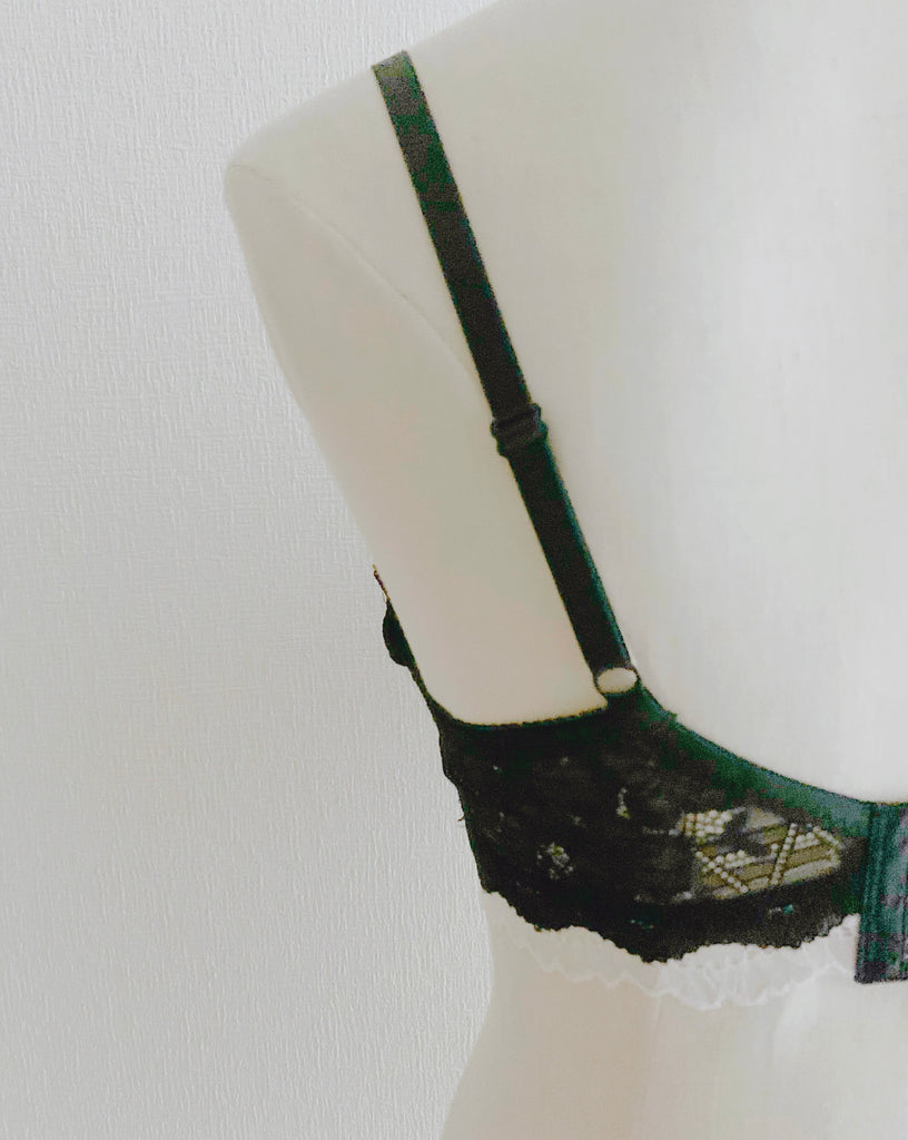 【M】⧫ Black Lace with White Frill Set (Bra + Panty)