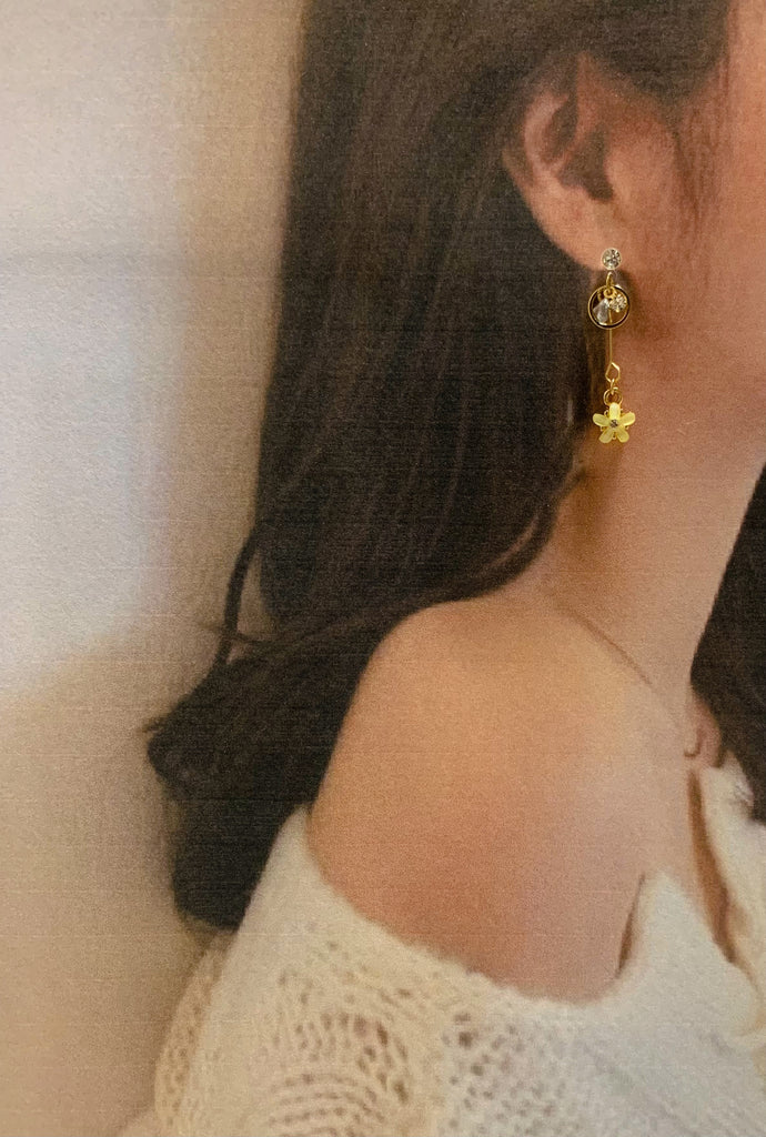 オリンピックセール¥4,990→¥1,111【金運】ムーンフラワーピアス*(diamond)
